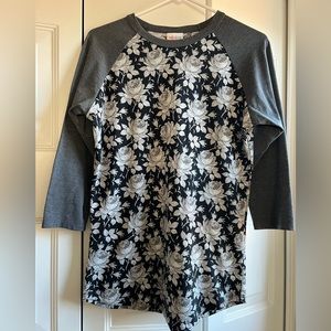 Black and White Floral 3/4 length sleeve shirt
